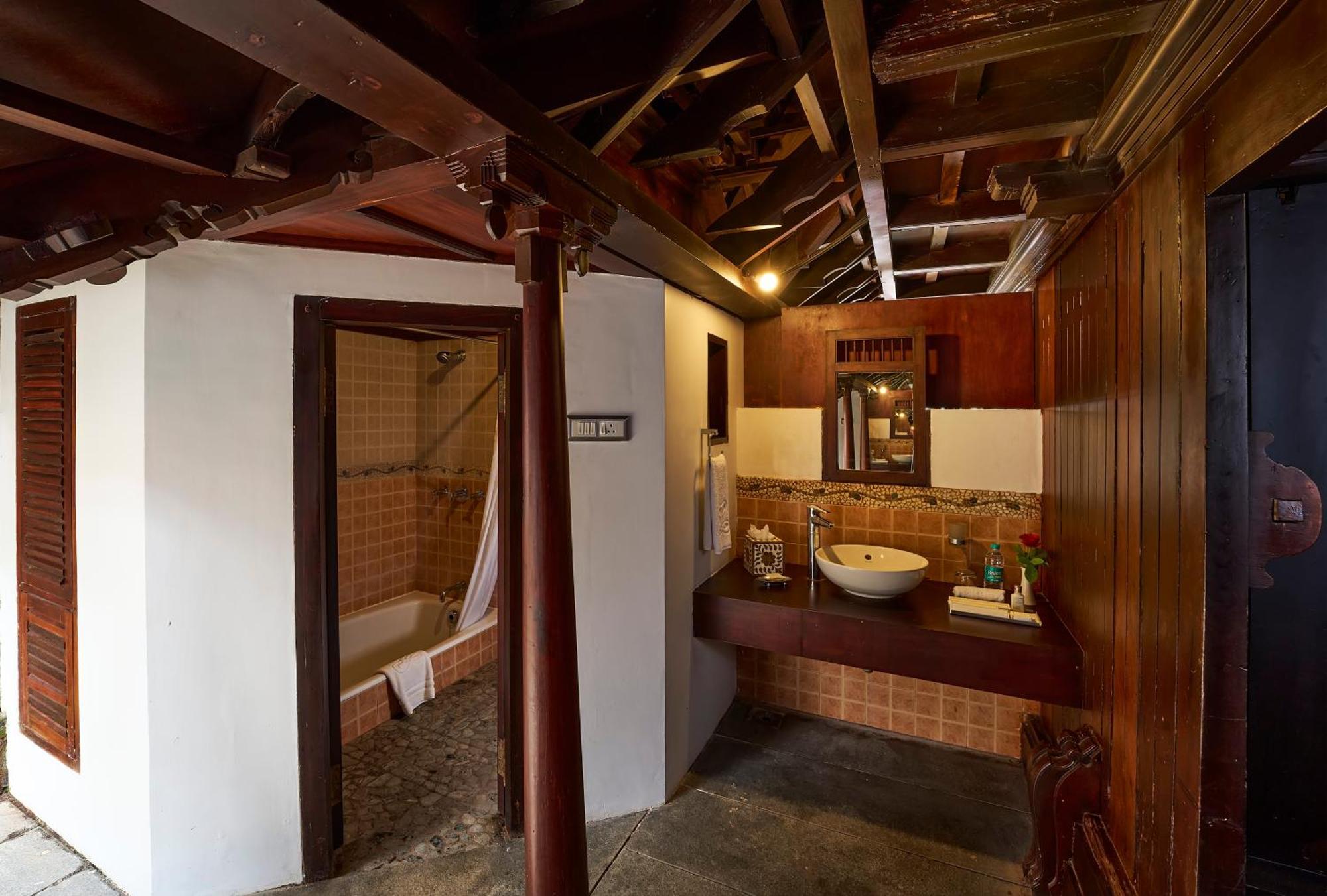 सहारा The Leela Ashtamudi, A Raviz 5*