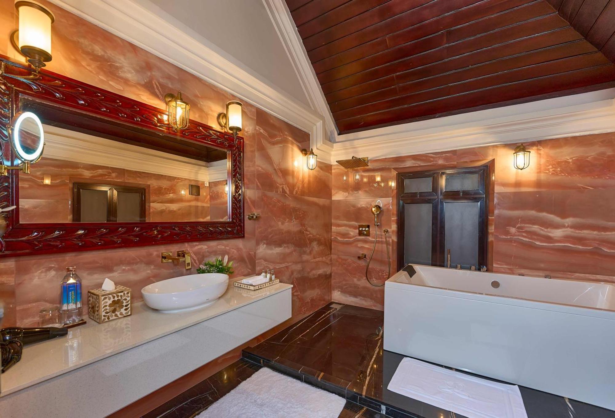 The Leela Ashtamudi, A Raviz सहारा 5*